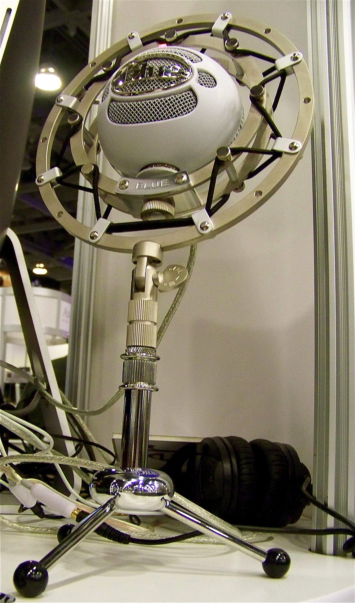 https://upload.wikimedia.org/wikipedia/commons/thumb/3/34/Blue_Microphones_Snowball.jpg/1200px-Blue_Microphones_Snowball.jpg