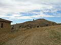 Bodegas excavadas en una loma en Moratinos.