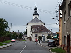Střed obce s kostelem Narození Panny Marie