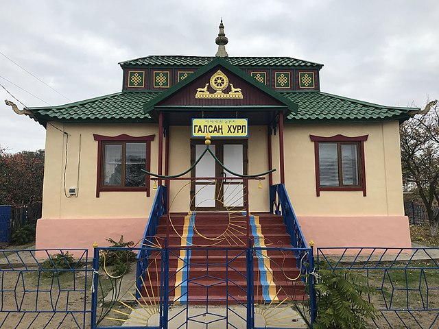 640px-Buddhist_temple_in_Djalykovo%2C_Kalmykia%2C_Russia_02.jpg