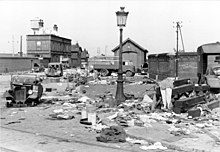 Debris from the siege of Calais Bundesarchiv Bild 101I-383-0337-19, Frankreich, Calais, zerstorte Fahrzeuge.jpg