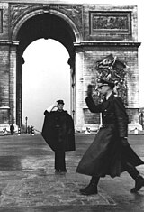 A Paris policeman salutes a German officer (Bundesarchiv, 1941)