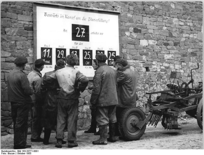 File:Bundesarchiv Bild 183-33771-0001, MTS Magdeburg, Traktoristen im Wettbewerb.jpg