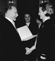 Walter Ulbricht (links) zeichnet Inge Keller 1961 mit dem Nationalpreis I. Klasse für Kunst und Literatur aus.
