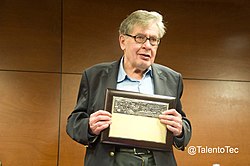 José Emilio Pacheco with an award