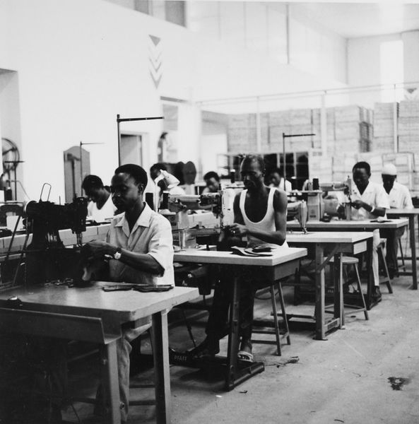 File:COLLECTIE TROPENMUSEUM Het vervaardigen van schoenen in de Bata fabriek te Ouagadougou TMnr 20010649.jpg