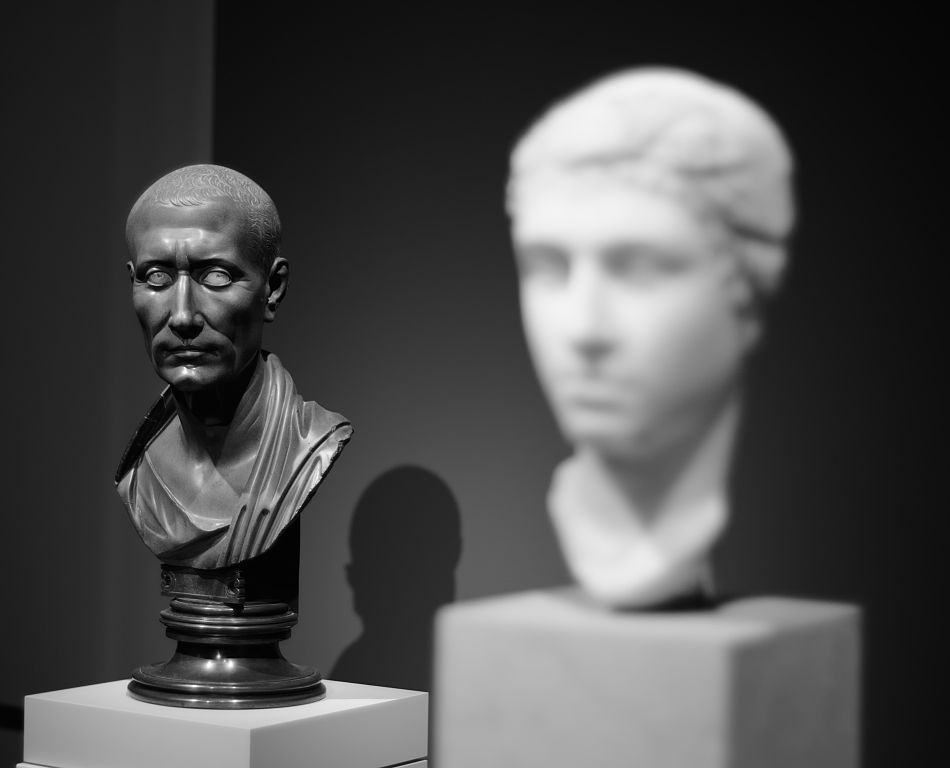 Buste de César regardant Cléopatre au Altes museum de Berlin.