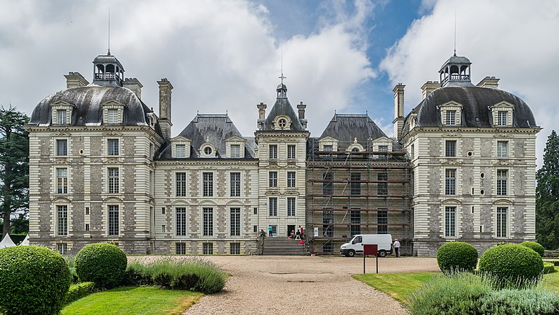 File:Castle of Cheverny 07.jpg