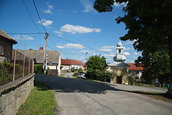 Střed obce s kapličkou