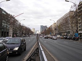 De N13 in Neuilly-sur-Seine met op de achtergrond La Défense