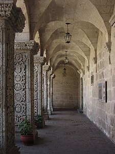 Claustro de la Compañía de Jesús en Arequipa Por Jassonjgomezmarr Licencia: CC-BY-SA-4.0