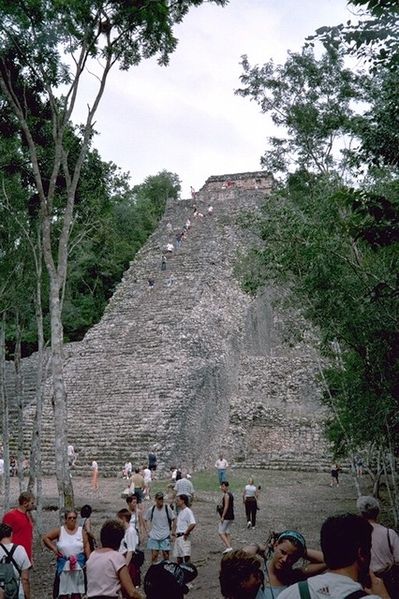 File:Cobá, Nohoch Mul Pyramide.jpg