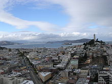 Telegraph Hill (San Francisco), une des nombreuses collines de San Francisco avec la Coit Tower.