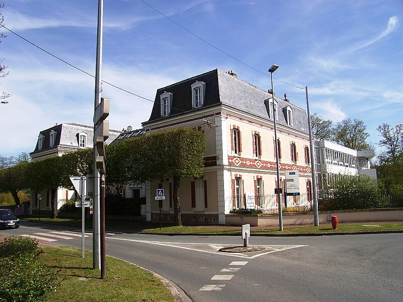File:Collège Emile Auvray Dourdan.jpg