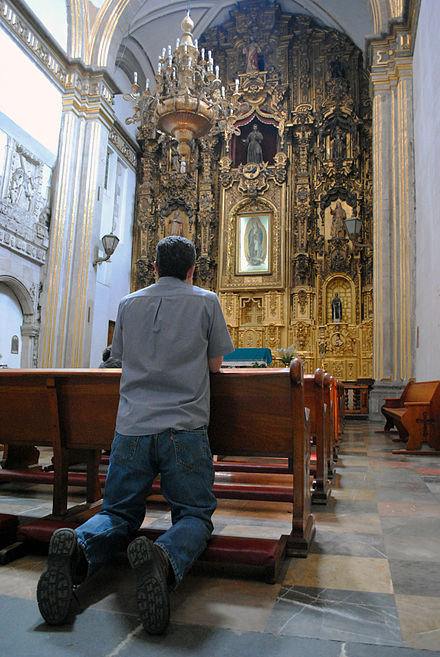 Homem católico reza no Convento de São Francisco, na Cidade do México.