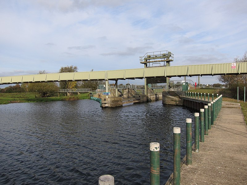 File:Conveyor belt at Brownshill Staunch - geograph.org.uk - 3215104.jpg