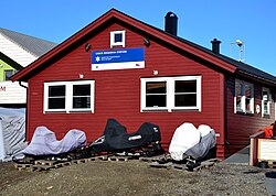 Hlavní budova stanice ve městě Longyearbyen – Payerův dům