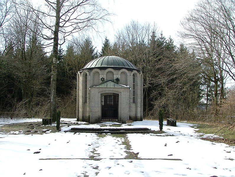 File:Denkmal, KZ Friedhof - panoramio.jpg