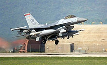 Eine F-16 startet im Rahmen der Operation Allied Force (1999 über dem Kosovo) von der Aviano Air Base in Italien