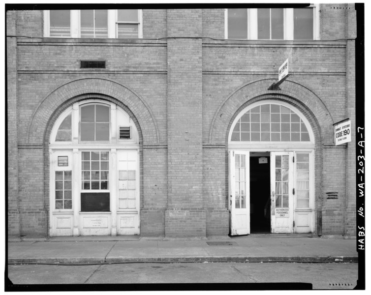 File:Detail of two door-window bays on east side of Building 78, including the main entrance on right. - Puget Sound Naval Shipyard, Administration Building, Farragut Avenue, HABS WASH,18-BREM,2A-7.tif