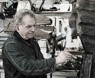 <span class="mw-page-title-main">Dimitri Hadzi</span> American sculptor