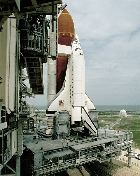 File:Discovery and launch platform during STS-31 prelaunch preparations.jpg