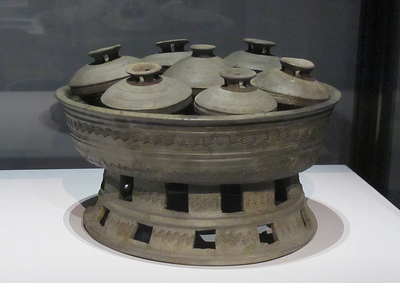 File:Dishes in a basin.Silla. Gyeongju National Museum.jpg