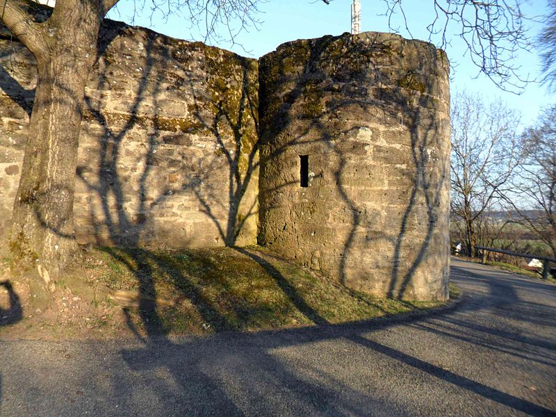 File:Dombühl-Südwest-Rundturm (mit Schießscharte) sowie Kirchhofmauer mit Werksteinen im Mauersteinverband von Westen-25032012.JPG