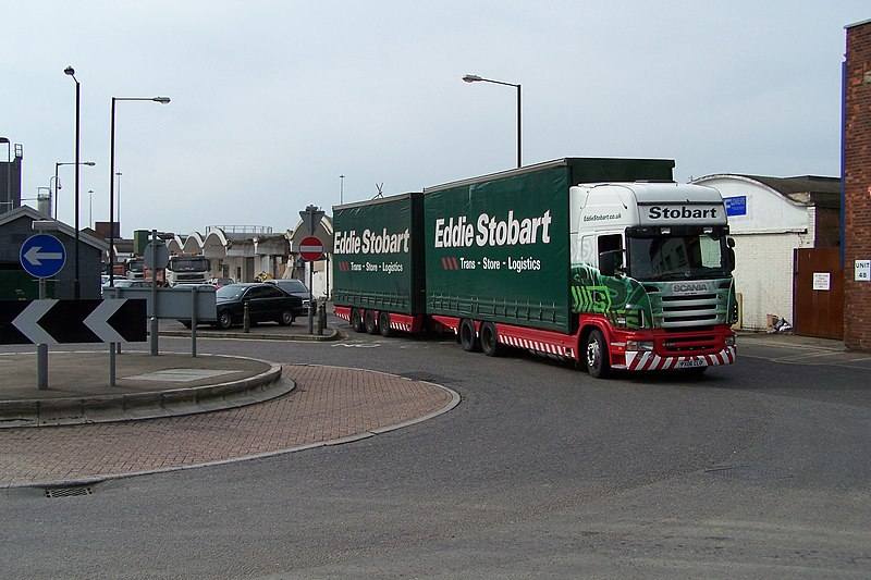 File:Eddie Stobart on the Eley Estate - panoramio.jpg