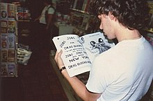 Hombre leyendo un libro en una tienda