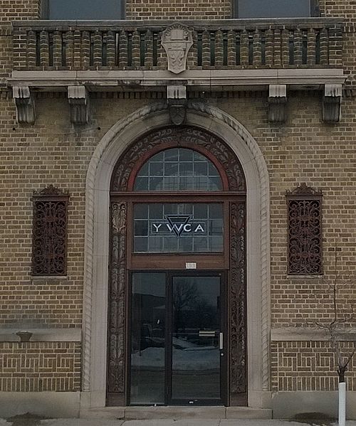 File:Entrance of YWCA building, Ottumwa, IA.jpg