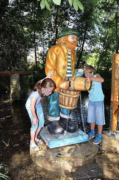 File:Erlebnisweg Hausleiten Fischwasserung.JPG