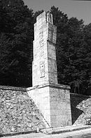 Il cippo realizzato nel 1935 in memoria dei caduti della rivoluzione fascista, nel piazzale di Campoforogna