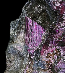 Erythrite o rojo el cobalto es un mineral arseniato de cobalto hidratado  secundaria. Desde el Monte Colbalt mina, Queensland, Australia. Fecha 2015  Fotografía de stock - Alamy