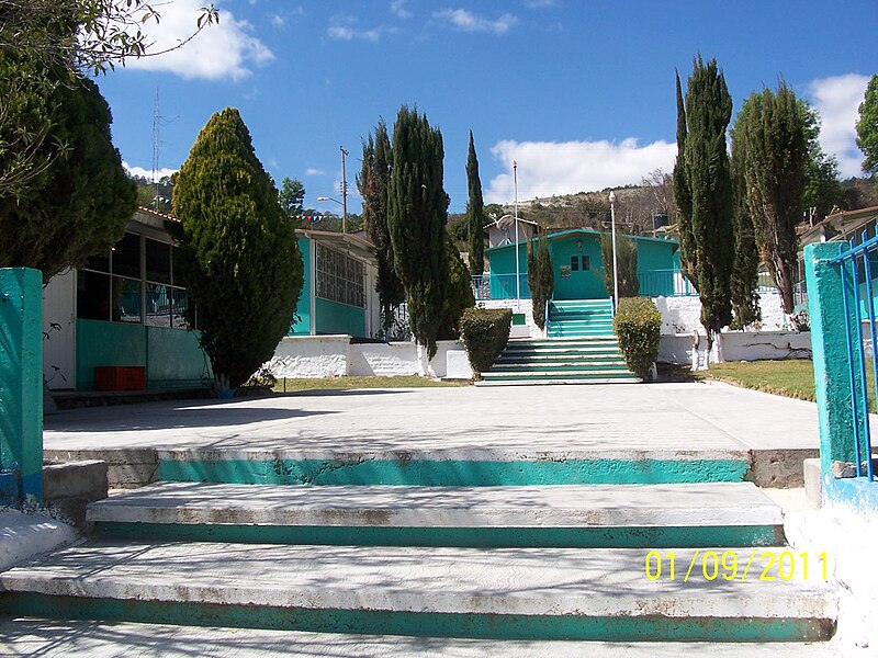 File:Escuela Fco I Madero San Juan Achiutla Oaxaca México.jpg