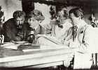 『ユージンの作品を囲むユージン、スティーグリッツ、クーン及びスタイケン』、フランク・ユージン撮影、1907年。左からユージン、スティーグリッツ、ハインリッヒ・クーン、スタイケン