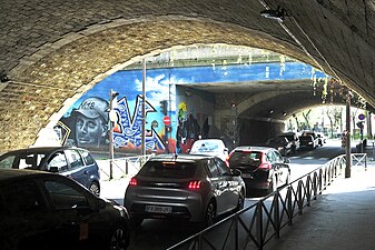 La rue au niveau de la Poterne des Peupliers.