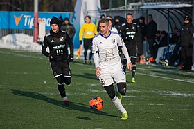Hráč FK Poprad (v popředí v bílém) v zápase Zimní Tipsport ligy 2019