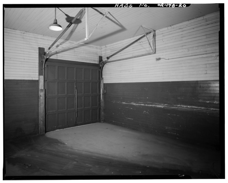 File:FIRST FLOOR, BAGGAGE ROOM, SOUTH AND WEST WALLS - Southern Pacific Railroad Station, 310 South Seventh Street, Springfield, Lane County, OR HABS ORE,20-SPRIF,2-20.tif