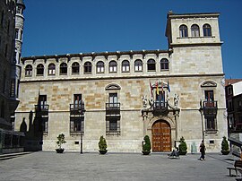 Fachada del Palacio de los Guzmanes.jpg