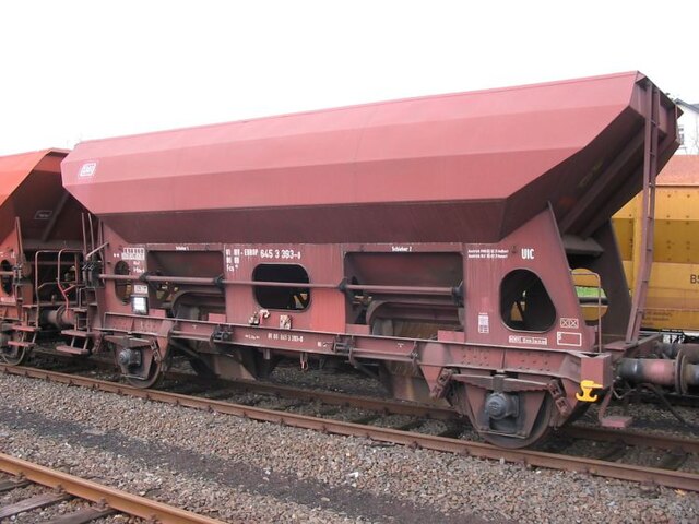 The side-discharging Class Fcs092 became the UIC standard for the transportation of coarse-grained goods