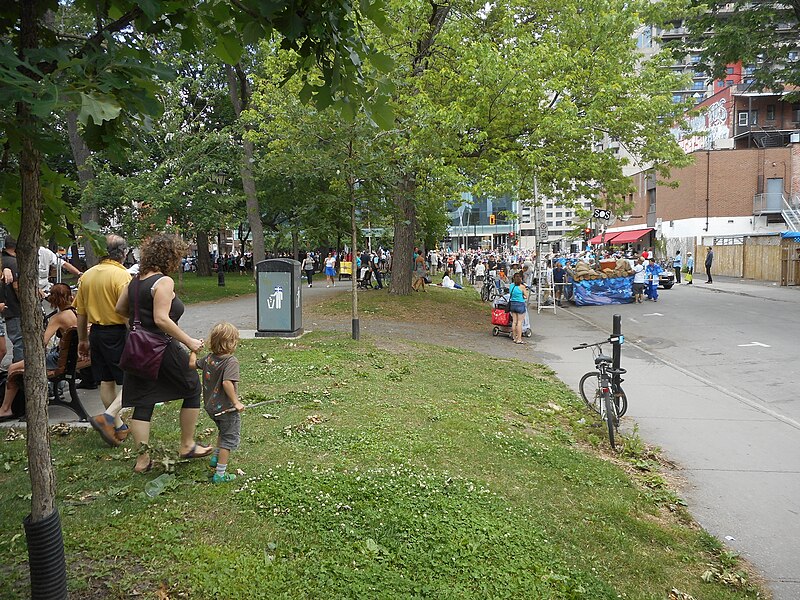 File:Fete nationale du Quebec, rue Saint-Denis, 2015-06-24 - 195.jpg