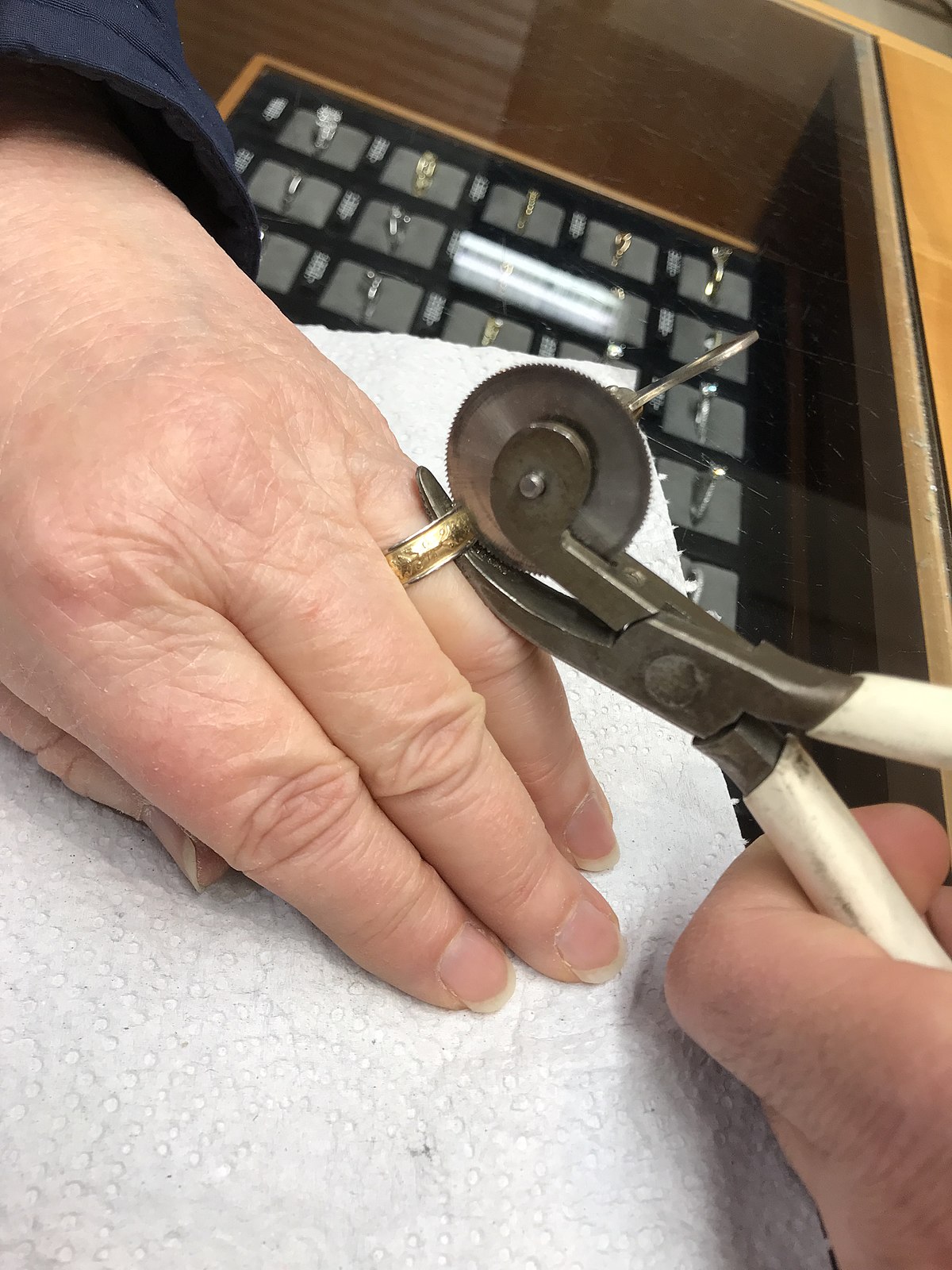 https://upload.wikimedia.org/wikipedia/commons/thumb/3/34/Finger_ring_cutter.jpg/1200px-Finger_ring_cutter.jpg