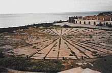Interior of the Fortress, May 1996. In the center is the so-called Wind Rose, with buildings from the 1960s, replaced in the 1990s, on the right Fortaleza de Sagres, Algarve, Portugal.jpg