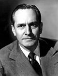 Düz saçlı, kaşları çatık ve geniş alnı olan, takım elbise giyen orta yaşlı beyaz bir adam olan Fredric March'ın siyah beyaz tanıtım fotoğrafı 1940'ta.