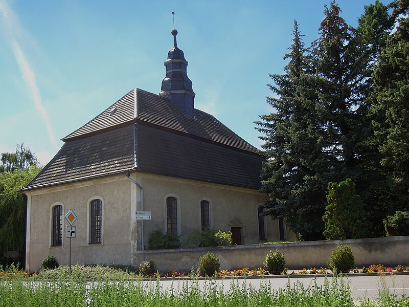 File:Friedhofskapelle Bad Schmiedeberg -Nordostansicht nah, Himmel nachbearbeitet- im August 2020.jpg