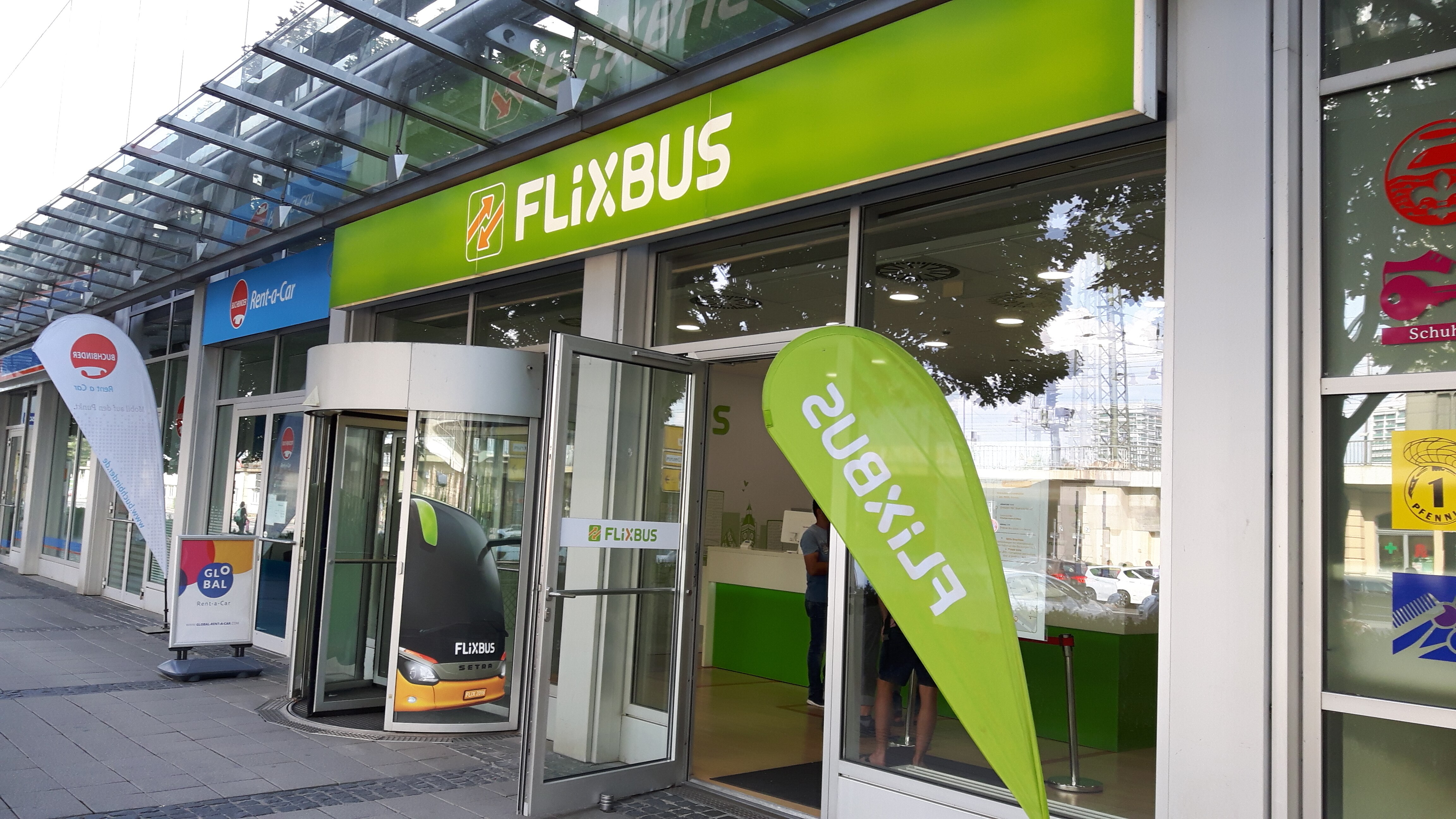 terugbetaling Toegangsprijs Belangrijk nieuws File:Front of Flixbus ticket office in Dresden, Germany. August 2018.jpg -  Wikimedia Commons