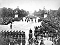 Funérailles de Victor Hugo cortège funèbre depuis l'arc de triomphe vers les Champs-Elysées.jpg