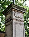 19th-century gate pier outside St George in the East in the eponymous area. [598]