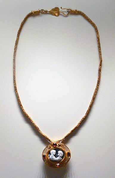 File:Getty Villa - Necklace with relief pendant - 83.AM.225(1).jpg